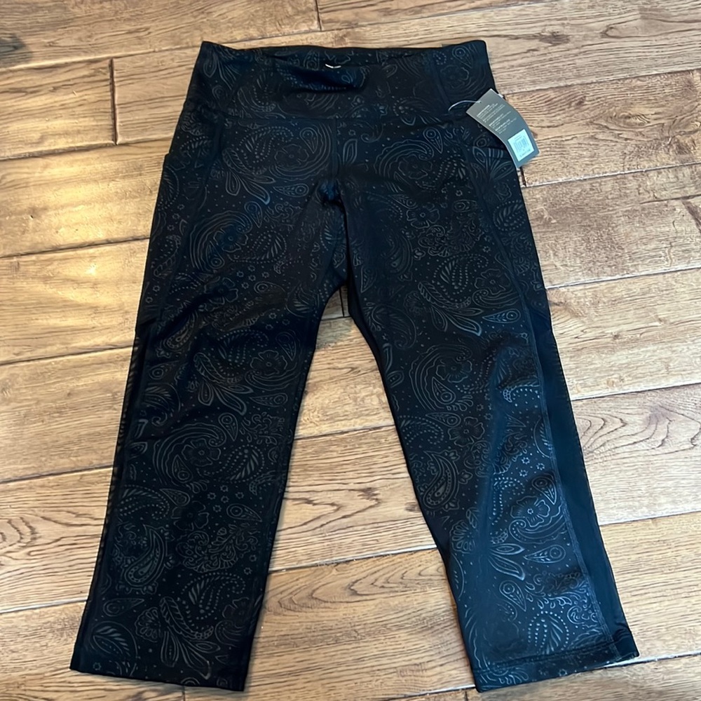 NWT Old Navy active mid rise fitted crop size M